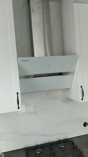 Выполнен монтаж кухонной вытяжки: устройство аккуратно встроено в шкаф, подключено к вентиляции, обеспечена надежная фиксация и проверена работоспособность.