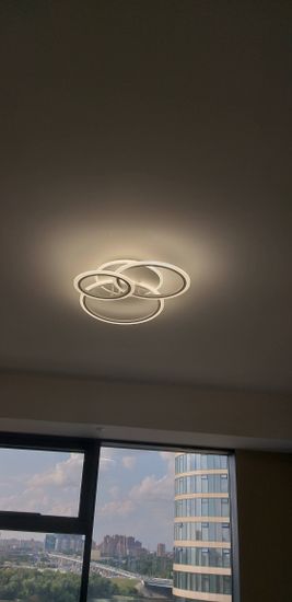 Закреплена световая конструкция на потолке. Проведено подключение к электросети. Установлены крепежи, обеспечивающие надежность и безопасность. Светильник функционирует корректно.