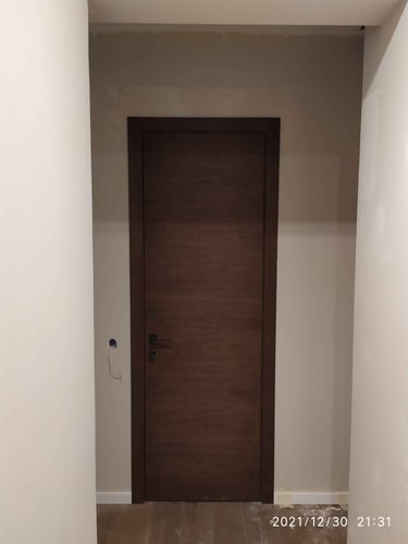 Установлены дополнительные элементы на дверной проем, обеспечивая завершенный вид и гармоничное сочетание с интерьером. Работа выполнена аккуратно, без видимых дефектов.