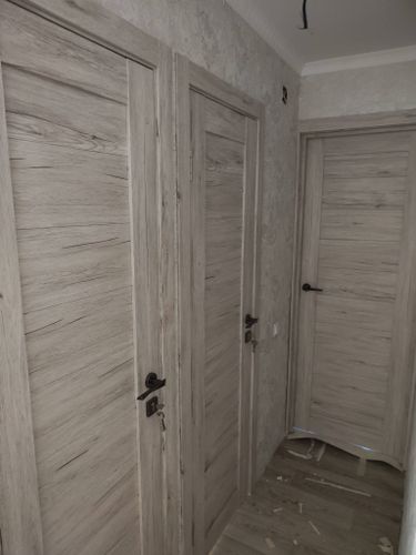 Установлен запорный механизм в дверь, выполнены вырезы под ручку и защелку, произведена сборка и фиксация элементов, проверена функциональность, обеспечена плавность закрывания.