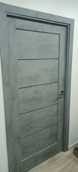 Установлена новая деревянная дверь с одной створкой. Проведены работы по монтажу коробки, навеске полотна, закреплению петель и ручки. Дверь ровно установлена, обеспечена плавная работа.