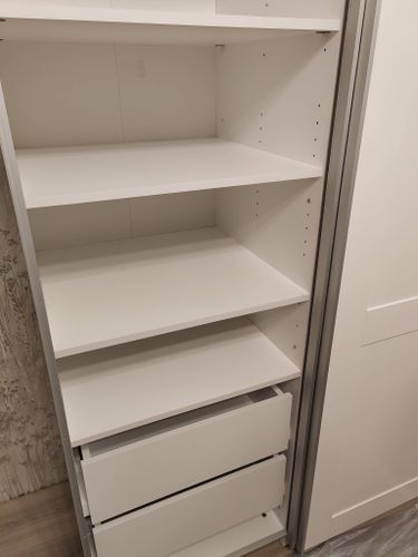 Установлена белая полка в шкафу, закреплена на стене, выровнена по уровню. Проверена прочность креплений, обеспечена надежная фиксация. Работа завершена аккуратно и качественно.