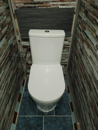 Установлен новый бачок, подключены все коммуникации, проверена герметичность соединений, отрегулирован механизм слива, проведена очистка рабочей зоны, завершена проверка функционирования.