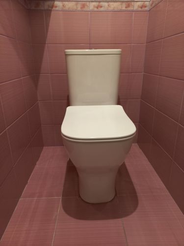 Установлено сантехническое оборудование, подключены коммуникации, герметизированы соединения, проверена работоспособность, выполнена уборка места, обеспечена надежная фиксация, протестирован слив.