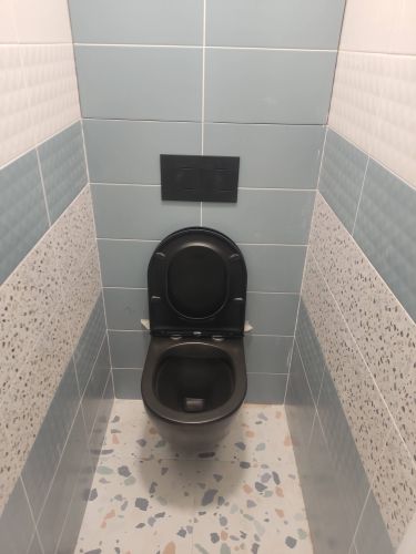 Завершён монтаж сантехнического оборудования: установлена чаша, закреплён бачок, подключены коммуникации, произведена облицовка плиткой, проверена герметичность соединений, настроен слив.