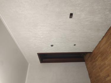 На стенах ровно наклеен стеклохолст, подготовлены поверхности, нанесено покрытие, обеспечивающее гладкость и долговечность. Все углы и стыки аккуратно обработаны для эстетичного вида.