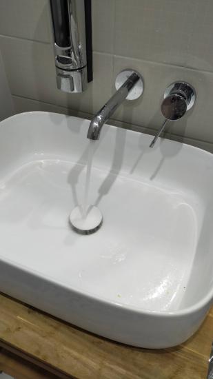 Выполнена замена поврежденного участка трубы, устранены протечки, восстановлено нормальное функционирование водопровода. Вода течет без препятствий, система работает исправно.