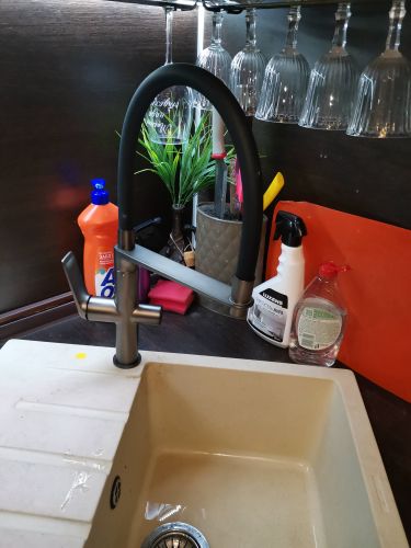 Выполнена установка нового крана на кухне. Демонтирован старый элемент, произведена проверка герметичности соединений, обеспечена надежная фиксация, восстановлено водоснабжение.