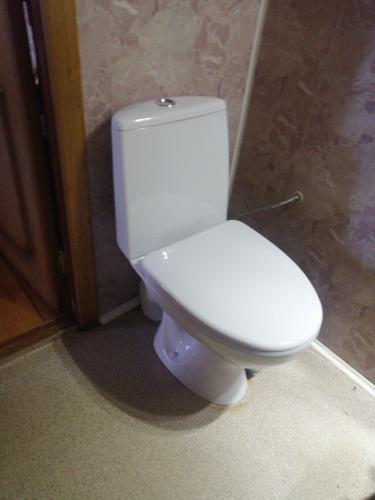 Установлено новое сантехническое оборудование, подключены коммуникации, проверена герметичность соединений, произведена очистка рабочей зоны, выполнена проверка функциональности.