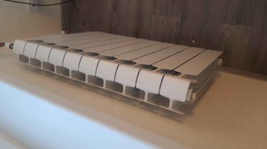 Изображение демонстрирует завершённый процесс: устранение протечек, замена уплотнителей, регулировка фурнитуры, восстановление герметичности, улучшение теплоизоляции, проверка механизма.