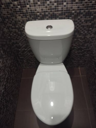 Установлено новое сантехническое оборудование, подключено к водопроводу, герметично закреплено на полу, проверена работоспособность сливного механизма, обеспечена надежная эксплуатация.