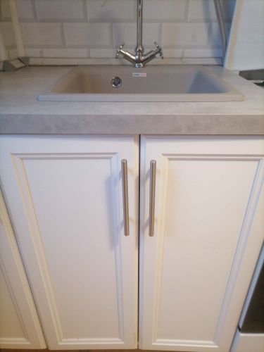 Установлены шкафы, закреплена столешница, врезана мойка, подключен смеситель. Все элементы собраны и отрегулированы для функциональности и эстетики.