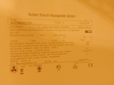 Изображение этикетки холодильника Bosch. Проведена замена компрессора, устранена утечка хладагента, проверена герметичность системы, выполнена чистка конденсатора, восстановлена оптимальная работа устройства.