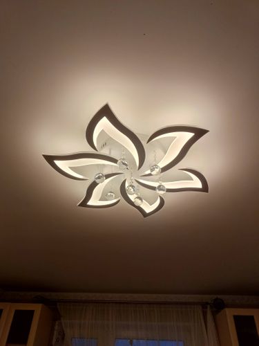 Закрепление светильника на потолке с использованием специальных крепежей, подключение к электросети, проверка работы, установка декоративных элементов, регулировка высоты, завершение монтажа.