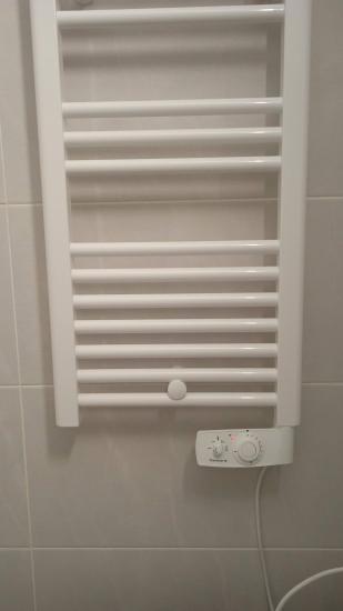 Закрепили устройство на стене, подключили к электросети, проверили работу. Установили регулятор температуры, обеспечив безопасное использование. Завершили монтаж, проверив надежность.