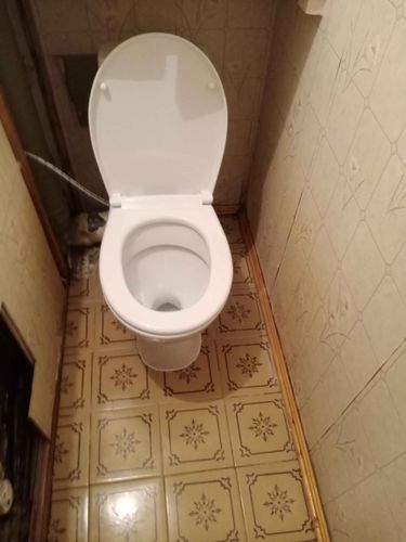 Установлен новый напольный унитаз, подключен к водопроводу и канализации. Проведена герметизация стыков, проверена работа сливного бачка. Завершена чистовая отделка, убран мусор.