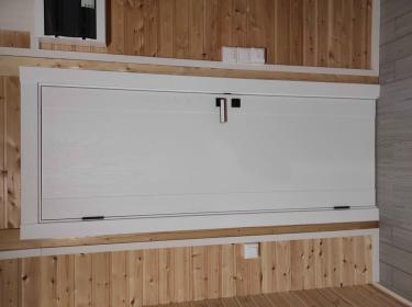 Установлен новый замок в белую дверь. Аккуратно вырезано отверстие, закреплён механизм, проверена работа ручки. Всё выполнено точно и качественно, без повреждений поверхности.