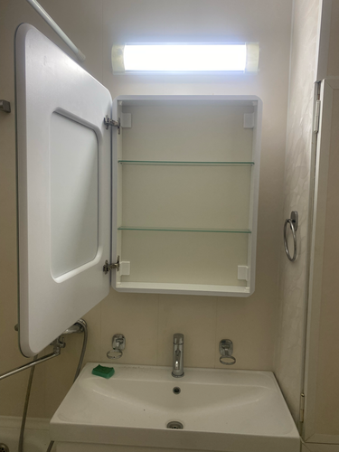 Монтаж зеркального шкафа с подсветкой