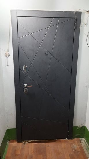 Входная конструкция обновлена: установлены МДФ панели, улучшена звукоизоляция, добавлены декоративные элементы, заменены фурнитура и уплотнители, обеспечена надежная фиксация.