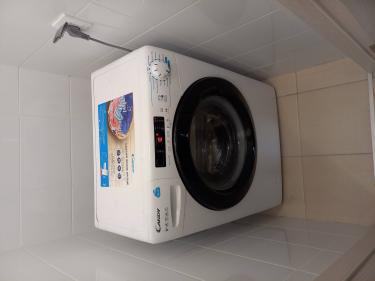 Изображение показывает стиральную машину, подключенную к розетке. Вероятно, работа включала замену поврежденного кабеля, восстановление соединения, проверку стабильности сигнала и тестирование подключения.