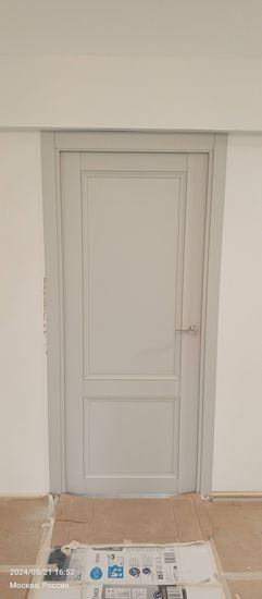 Установлена новая межкомнатная дверь, выполнена подгонка по размеру, закреплены петли, ручка, проверена плавность открывания и закрывания, проведена финальная регулировка.