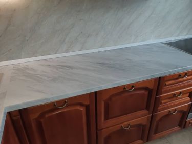 Установка столешницы ДСП Продольный пил столешницы ДСП/Массив Установка и подключение врезной мойки