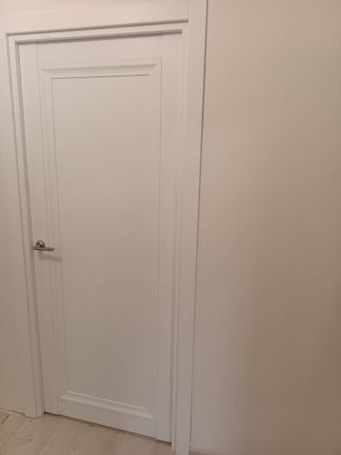 Установлена новая створка, закреплены петли, врезан замок, отрегулирована фурнитура, оформлен проем наличниками, проверена плавность открывания и закрывания.