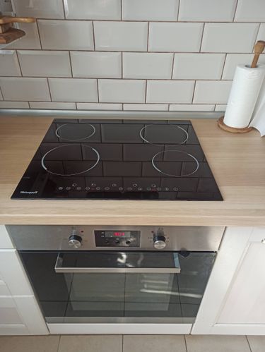 Установлена электрическая варочная поверхность, выполнено подключение к сети, проверена работоспособность. Все элементы надежно закреплены, обеспечена безопасность эксплуатации.