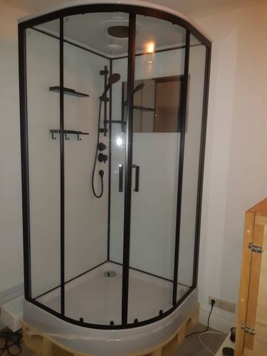 Установлена современная душевая система с гидромассажем: подключены коммуникации, закреплены панели, смонтированы двери, проверена герметичность, настроены форсунки, подключено освещение.