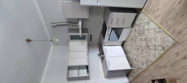 Удалены шкафы, сняты полки, демонтирована вытяжка, отсоединены мойка и плита, убраны столешницы, откручены крепления, освобождены стены, разобраны ящики, убран фартук.