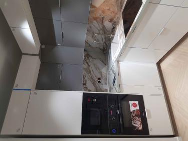 Установлено устройство в кухонный шкаф, подключено к электросети, проверена работоспособность, настроены основные функции, обеспечена безопасность эксплуатации.