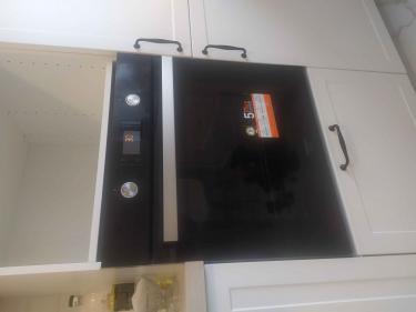 Установлен и подключен новый духовой шкаф в кухонный гарнитур. Проведены работы по закреплению, выравниванию и подключению к электросети. Проверена функциональность и безопасность устройства.