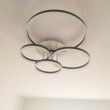 На стене закреплено крепление для штор. Проведены замеры, просверлены отверстия, установлены дюбели, прикреплены кронштейны, проверена надежность конструкции.