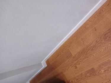 Монтаж полиуретанового/дюрополимерного/полистиролового плинтуса Покраска плинтуса Монтаж плинтуса на угол комнаты