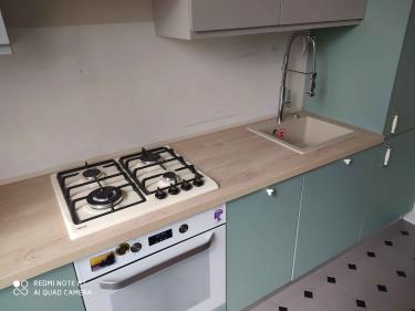 Установлена новая столешница из ДСП, выполнены вырезы под варочную панель и мойку, закреплены все элементы, подключены коммуникации, обеспечена ровная поверхность и аккуратные стыки.