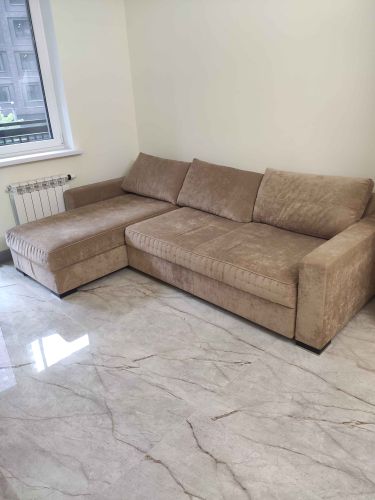 Собран угловой диван: установлены подлокотники, закреплены спинки, соединены модули, проверена устойчивость, добавлены подушки. Готов к использованию в интерьере.