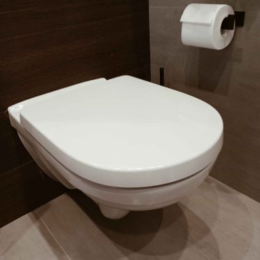 Закреплен сантехнический прибор на стене, подключены коммуникации, выполнена герметизация, проверена надежность креплений, установлена кнопка смыва, проведено тестирование системы.