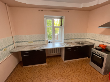 Установлена новая столешница на кухне, выполнена подгонка по размеру, закреплены элементы, обеспечена ровная поверхность, обновлён внешний вид, улучшена функциональность интерьера.