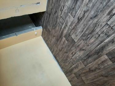 На ровное основание уложено покрытие, тщательно подогнаны стыки, материал плотно прилегает к поверхности, обеспечивая гладкость и аккуратный внешний вид.