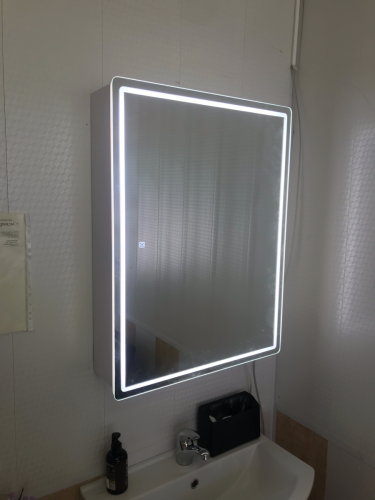 Установлен шкаф с зеркалом и подсветкой над раковиной в ванной комнате. Закреплён на стене, подключена подсветка, проверена устойчивость конструкции и функционирование освещения.