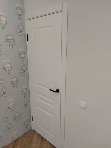 Установлены новые доборы, обеспечивающие плавный переход между стеной и дверью. Завершена отделка проема, улучшена эстетика и функциональность входной зоны.