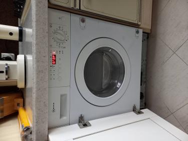 Проведена замена изношенных щеток в стиральной машине Indesit. Устройство разобрано, старые детали извлечены, установлены новые компоненты, проверена работоспособность оборудования.