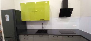 Установлены шкафы, закреплены фасады, смонтирована столешница, подключена мойка, размещена вытяжка, встроена варочная панель, установлены ручки, проведены коммуникации.