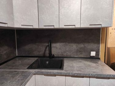 Выполнен точный раскрой и установка кухонной поверхности, интеграция мойки, подгонка под шкафы, аккуратная обработка краев, обеспечена функциональность и эстетика.