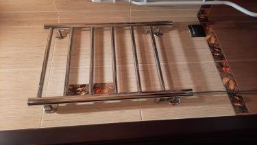 Установлен электрический полотенцесушитель: закреплён на стене, подключён к сети, проверена работа. Завершён монтаж, обеспечена безопасность и функциональность устройства.