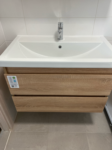 Установлена стиральная техника: подключены шланги, проведена проверка герметичности соединений, выравнивание по уровню, подключение к электросети, проведено тестирование функциональности.