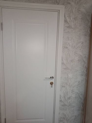 Установлено запорное устройство в дверное полотно, выполнено точное сверление, закреплены ручки, проверена функциональность механизма, обеспечена плавная работа, ключ вставлен в замок.