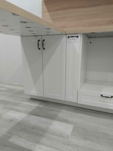 Установлены шкафы, закреплены фасады, смонтирована столешница, прикреплены ручки, выровнены поверхности, завершена сборка.