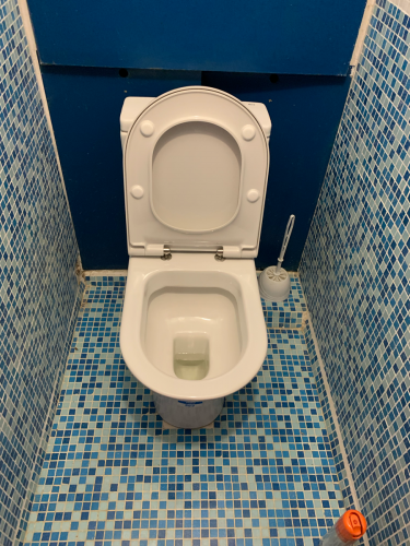 Удаление сантехники завершено: отключены коммуникации, снят крепеж, убран элемент. Освобождено пространство для последующих работ.