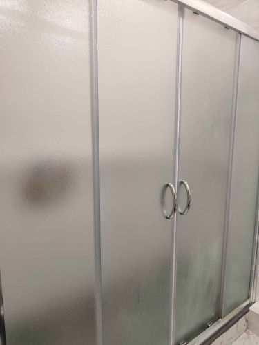 Установлены стеклянные панели, закреплены направляющие, смонтированы дверцы с ручками, герметизация швов, проверка герметичности, завершение монтажа, проверка функциональности.